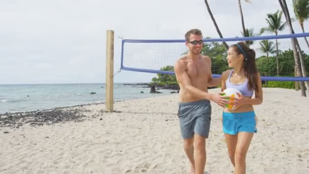 Amigos conversando depois de vôlei de praia diversão ativa — Vídeo de Stock