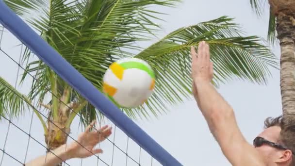 Voleibol playa juego de primer plano pico y bloque — Vídeos de Stock