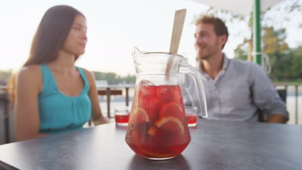 Pichet Sangria - Couple buvant une boisson traditionnelle espagnole — Video