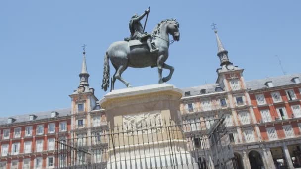 Madrid - Plaza Mayor. Atracción turística: Estatua de Felipe III. — Vídeos de Stock