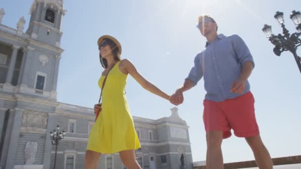 Pár chůze drží za ruce v Madridu, Španělsko — Stock video