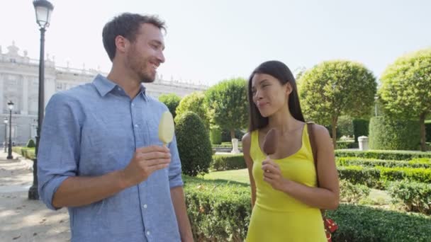 Couple romantique manger de la crème glacée au parc — Video