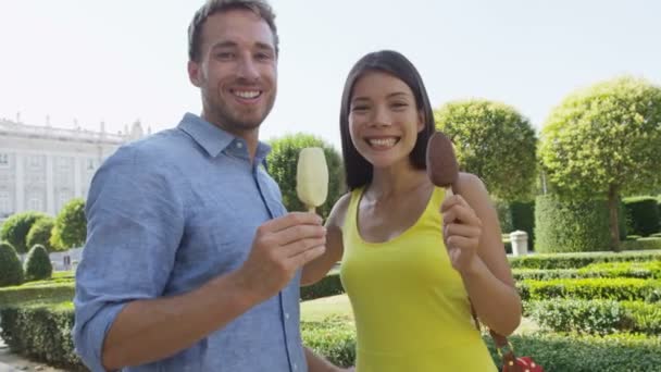 Romantic couple eating ice cream at park — Stock Video