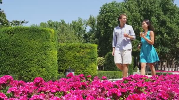 Casal romântico caminhando na praça do parque da cidade em Madrid — Vídeo de Stock