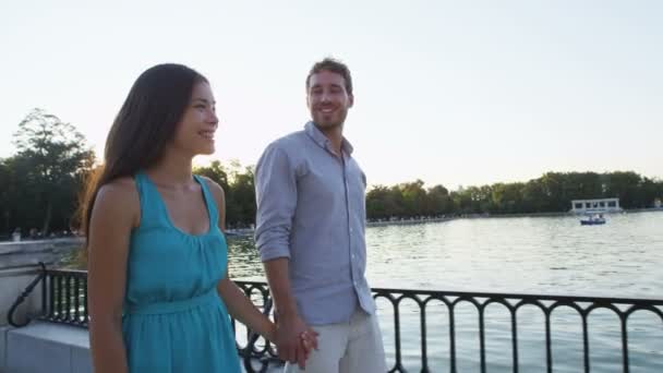 Casal romântico de mãos dadas desfrutando de vista no parque — Vídeo de Stock