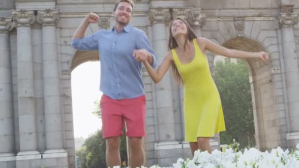 Spain - Madrid Tourists couple jumping cheering by Puerta de Alaca — Stock Video