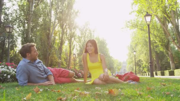Romantický pár si užívá víkend v městském parku — Stock video