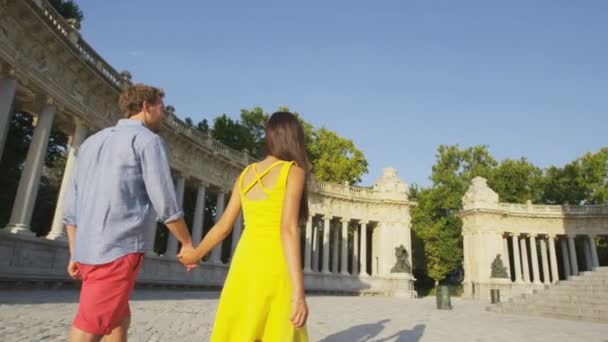 Personnes marchant à Madrid dans le parc El Retiro - Couple se tenant la main — Video