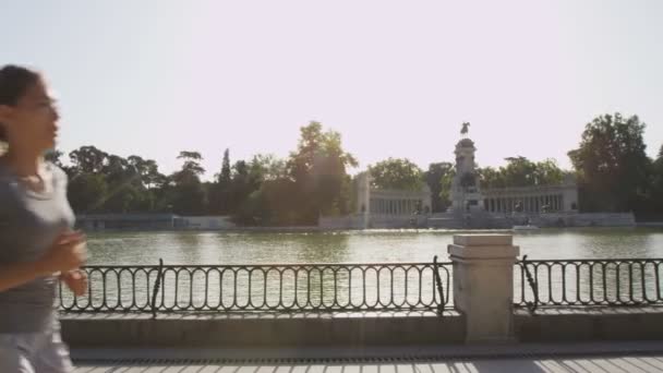 Hardlopers joggen in Madrid El Retiro park — Stockvideo