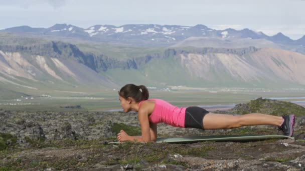 Fitnesstrainerin beim Planken in der Natur — Stockvideo