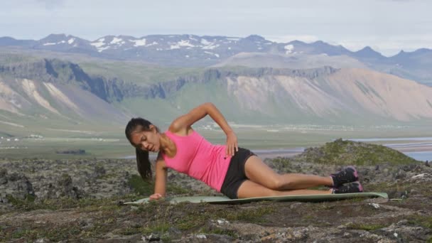 Fitness kvinna gör core styrketräning för abs — Stockvideo