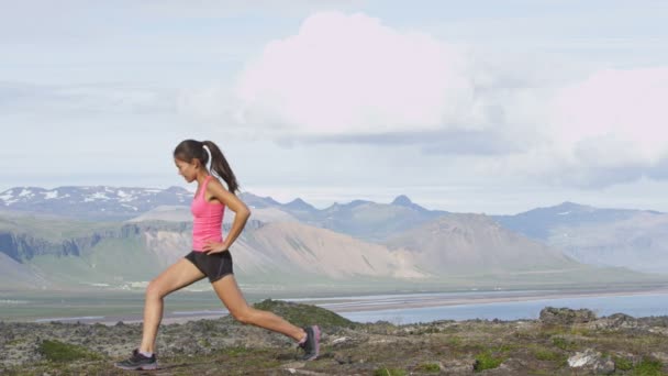 Fitness lány csinál tüdő testmozgás a természetben — Stock videók