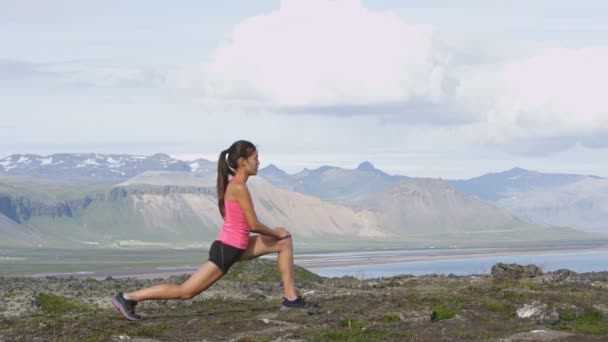 Fitness nő nyújtózkodás lökés nyújtás gyakorlat — Stock videók