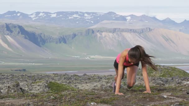 Fitness vrouw oefening doen bergbeklimmers — Stockvideo