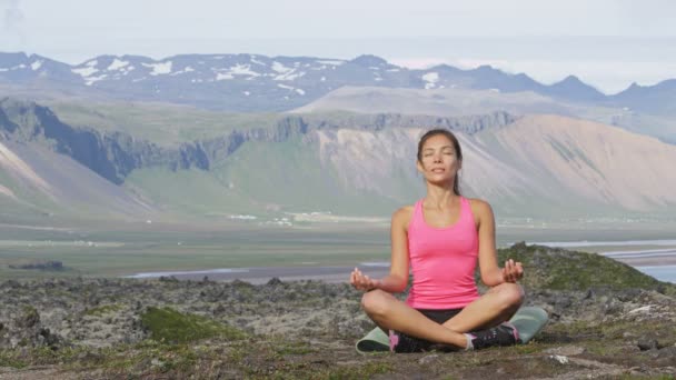 Joga medytująca kobieta w medytacji w naturze — Wideo stockowe