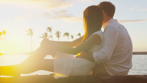 Para romantyczny zachód słońca szczęśliwy w miłości obejmujący korzystających wakacje podróży na plaży — Wideo stockowe