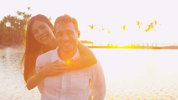 Pareja retrato romántico al atardecer feliz en el amor abrazando mirando a la cámara — Vídeos de Stock