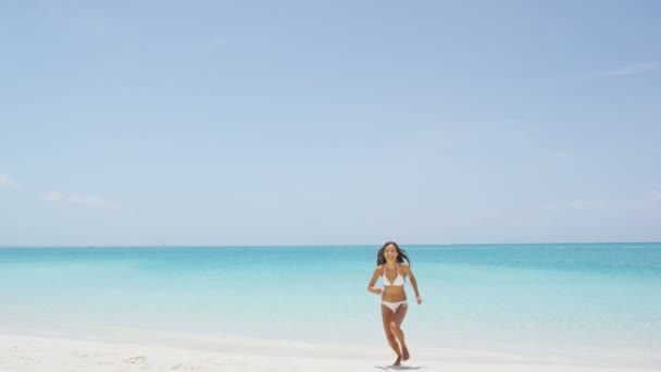 Yaz tatili tatili kaçamağı sırasında suyun bitmesinden mutlu olan sahil kadını. — Stok video