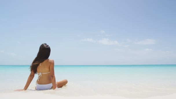 Παραλία γυναίκα απολαμβάνοντας γαλήνια διακοπές πολυτελείας ήλιο στις διακοπές ταξίδια — Αρχείο Βίντεο