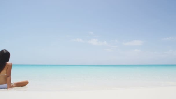 Plaj kadını, huzurlu, lüks tatil güneşinin tadını çıkarıyor. — Stok video