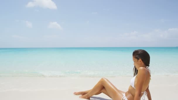 Praia mulher sol bronzeamento em biquíni sexy — Vídeo de Stock