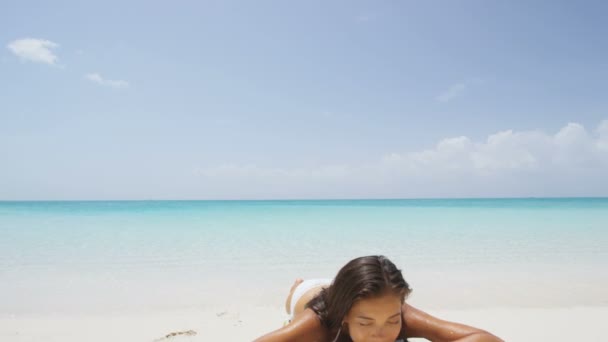 İnsanlar Plaj Yaşam Tarzı - Seyahat Tatilinde Güneşlenen Kadın — Stok video