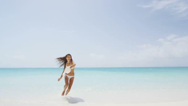 Beach bikini woman carefree running in freedom fun — Stock Video