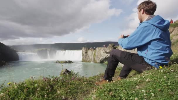 Island turist tar foto av vattenfall Godafoss med hjälp av smart telefon kamera — Stockvideo