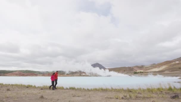 Islande voyageurs par centrale géothermique et source d'eau chaude — Video