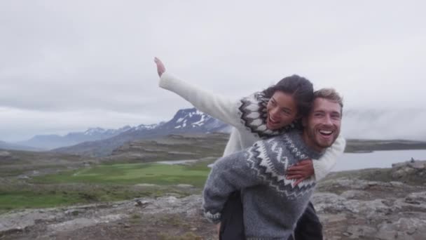Pareja divirtiéndose haciendo piggyback riendo feliz — Vídeos de Stock