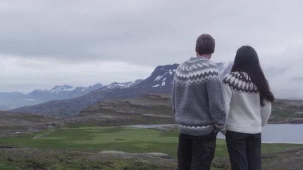 Homem e mulher olhando para a vista da natureza Islândia — Vídeo de Stock