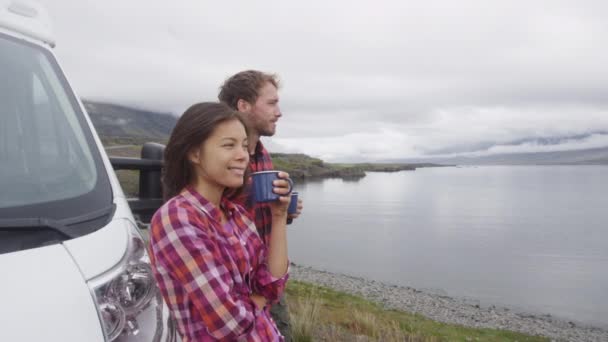 Para podróżująca mobilnym kamperem kamperem kampera kampera na Islandii — Wideo stockowe