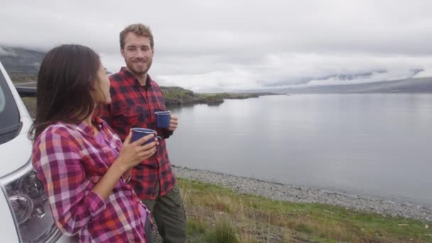Pareja de viajes por autocaravana autocaravana autocaravana casa móvil en Islandia — Vídeo de stock