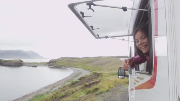 Viajar mujer en autocaravana móvil RV campervan saludando saludos de la mano — Vídeos de Stock