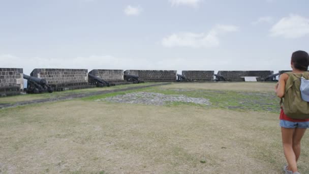 Туристичні відвідини фортеці Сент-Кіттс-Брімстоун-Хілл (Карибське місце). — стокове відео