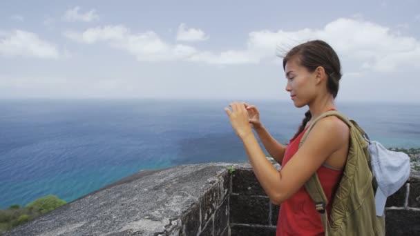 Turist ta bild av utsikten på St Kitts - Karibien kryssning destination — Stockvideo
