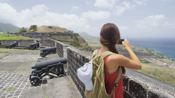 Turista visitando St Kitts Brimstone Hill Fortress - destino de cruceros del Caribe — Vídeo de stock