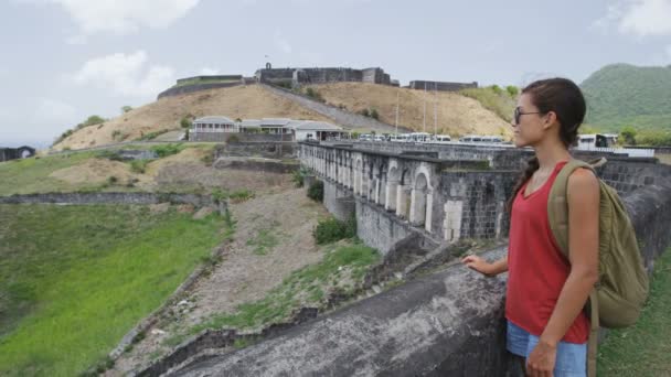 Touristen besuchen die Brimstone Hill Festung in St. Kitts - Touristenziel — Stockvideo