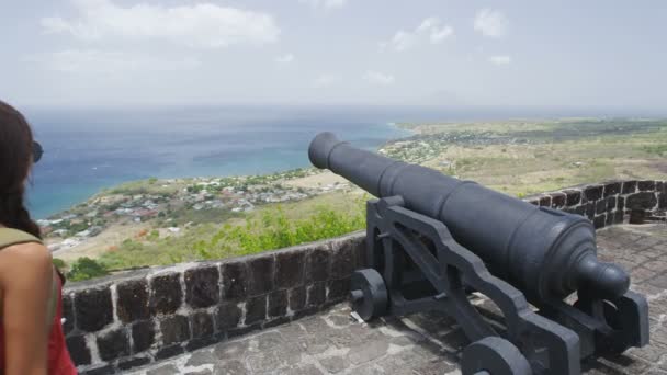 Turista visitando St. Kitts Brimstone Hill Fortress - destino caribeño — Vídeos de Stock
