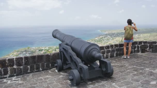 Turista visitando St. Kitts Brimstone Hill Fortress - destino de crucero — Vídeos de Stock