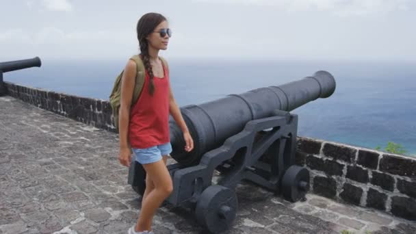 Turista visitando St. Kitts Brimstone Hill Fortress - destino caribeño — Vídeos de Stock