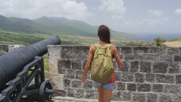 Turista visitando St. Kitts Brimstone Hill Fortress - destino caribeño — Vídeo de stock