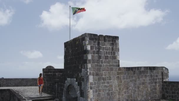 Сент-Кітс-Брімстоун Хілл Фортеця і прапор - місце призначення круїзу в Карибському морі. — стокове відео