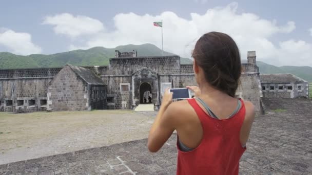 Tourist besucht Brimstone Hill Festung in St. Kitts - Attraktion in der Karibik — Stockvideo