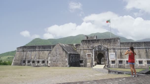 Tourist visiting St. Kitts Brimstone Hill Fortress - Προορισμός Καραϊβικής — Αρχείο Βίντεο