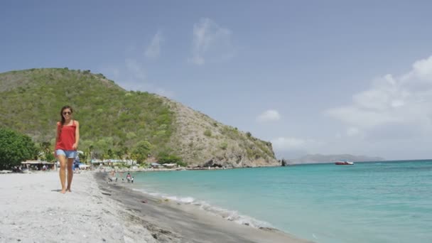 St. Kitts South Frigate Bay Beach - turista mujer en el Caribe — Vídeos de Stock