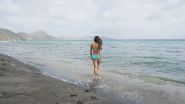 Παραλία St. Kitts - γυναίκα που πηγαίνει για κολύμπι στον προορισμό κρουαζιερόπλοιων της Καραϊβικής — Αρχείο Βίντεο