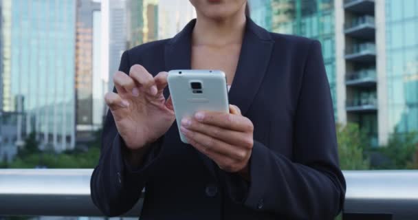 사무직 건물에 스마트폰을 사용하는 여성 사업 전문가 — 비디오
