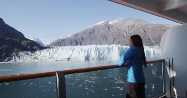Alaska yolcu gemisi balkonda Glacier Körfezi 'ndeki buzullara bakıyor. — Stok video