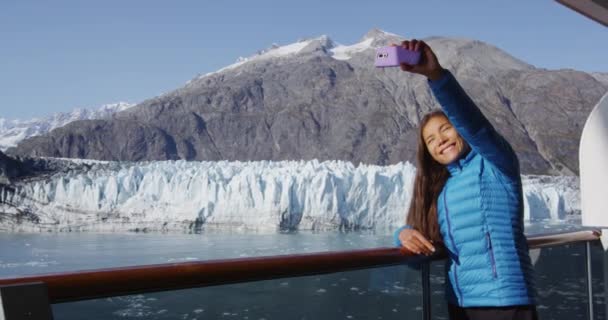 Passageiro do navio de cruzeiro do Alasca tirar foto selfie por geleira em Glacier Bay — Vídeo de Stock